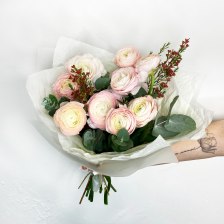 Букет ранункулюса, хамелациума и эвкалипта