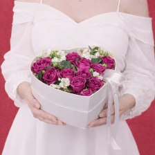 Композиция сердце с кустовыми розами и маттиолой