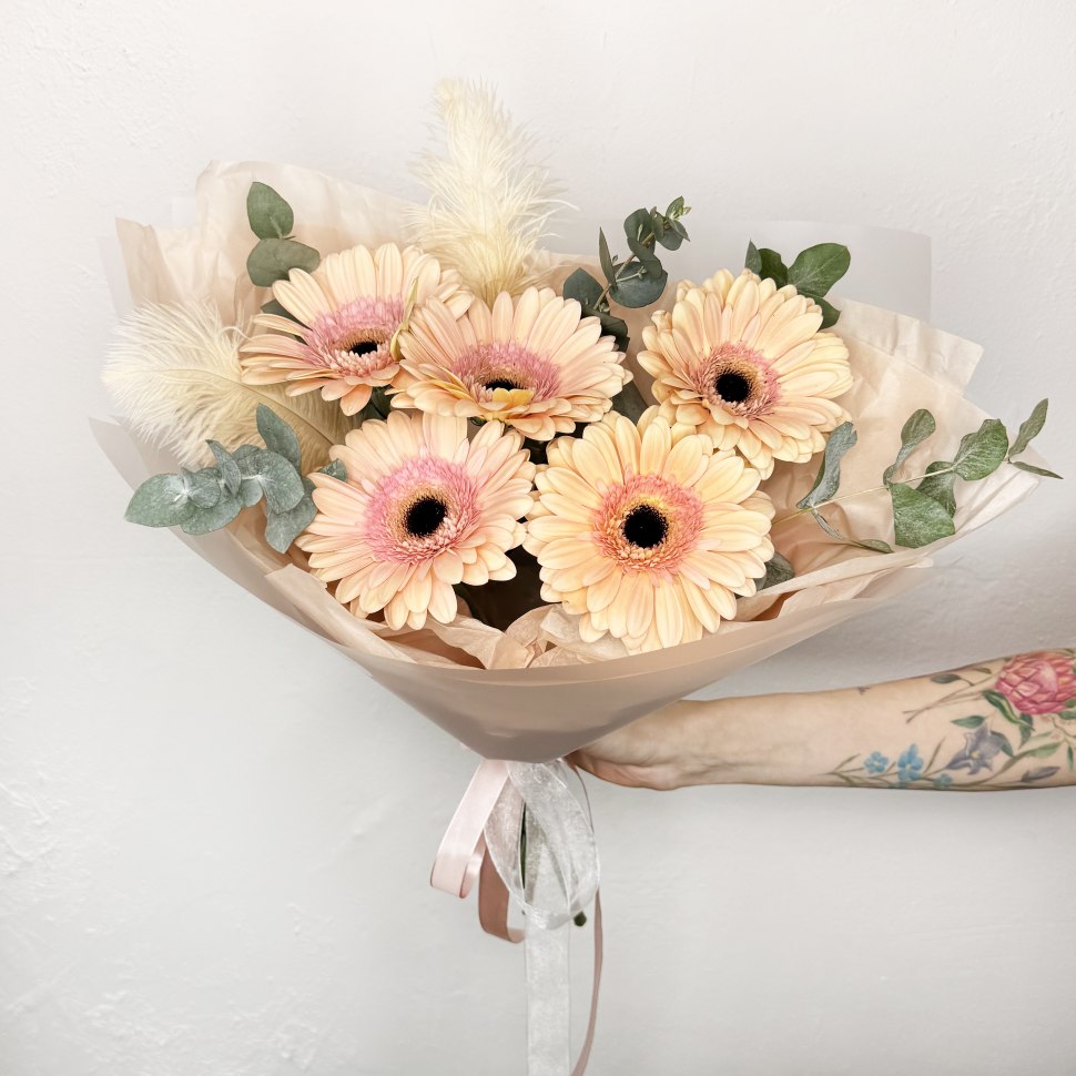 Букет из гербер и эвкалипта