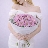 Букет из 9 хризантем кустовых и эвкалипта