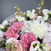 Букет с гвоздикой, фисташкой и маттиолой