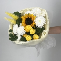 Букет из подсолнухов, пионовидной розы и хризантемы