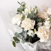 Букет из гвоздик, маттиол и эвкалипта