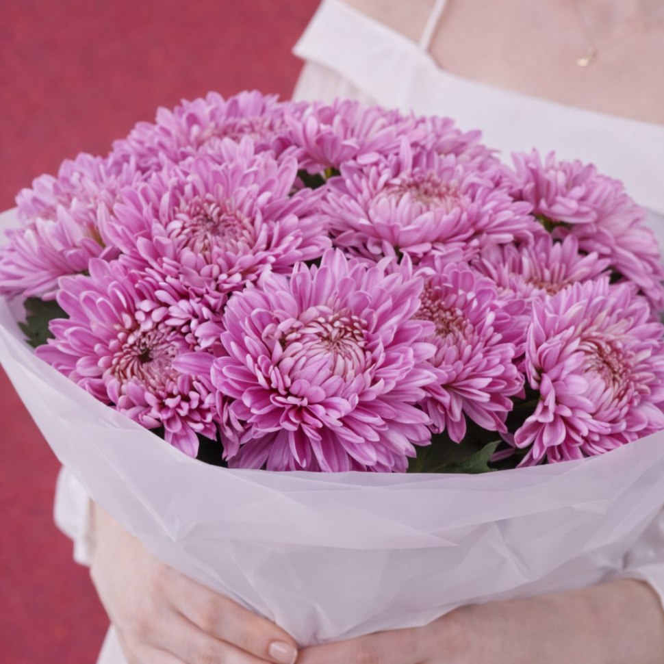 Букет из 9 одноголовых хризантем в оформлении