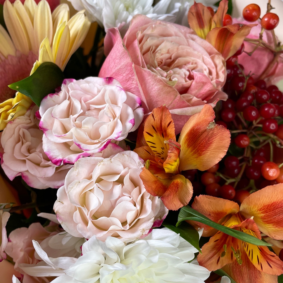 Букет с альстромерией, розой и хризантемой