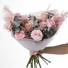 Сборный букет с розами, астильбой и эвкалиптом