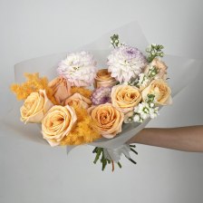 Букет из георгин, розы и маттиолы