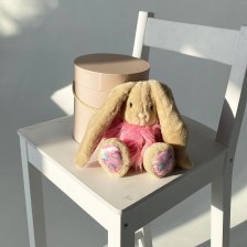 Зайка в подарочной коробке