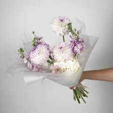 Букет из гортензий, георгинов и маттиолы