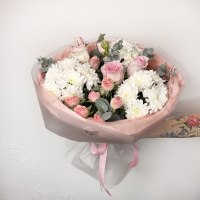 Букет из хризантем, роз и роз кустовых