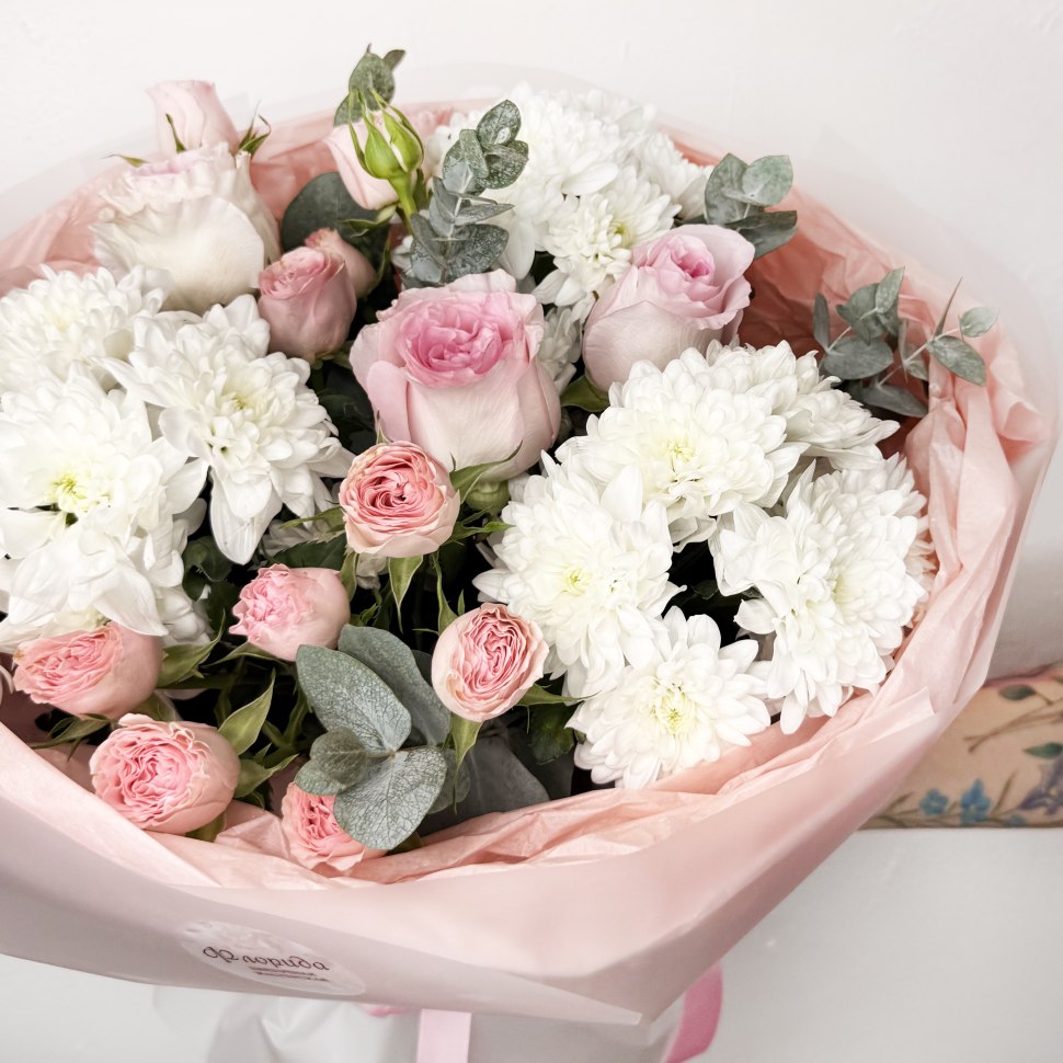 Букет из хризантем, роз и роз кустовых