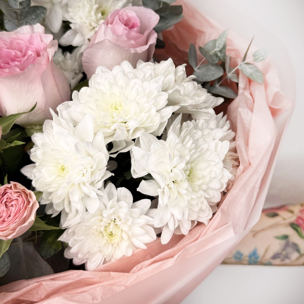 Букет из хризантем, роз и роз кустовых