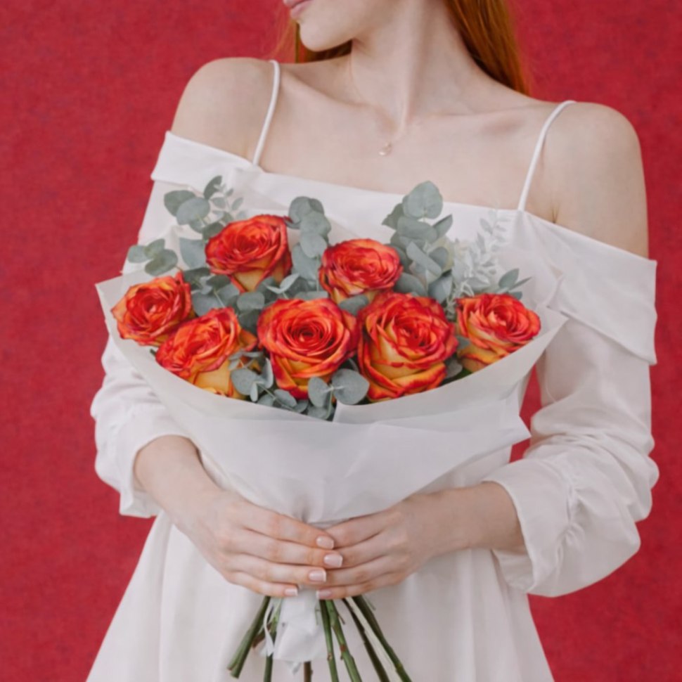 Букет из 11 роз и эвкалипта