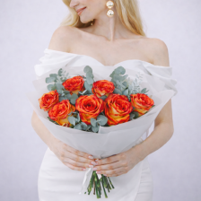 Букет из 11 роз и эвкалипта