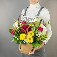 Композиция цветов с розой, хризантемой и гвоздикой