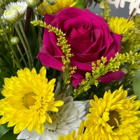 Композиция цветов с розой, хризантемой и гвоздикой