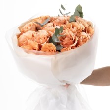 Букет из 25 роз с эвкалиптом