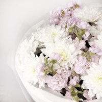 Букет из хризантем и маттиол