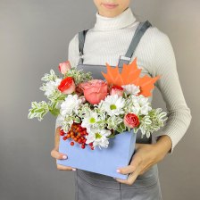 Композиция цветов с розой и хризантемой