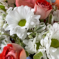 Композиция цветов с розой и хризантемой