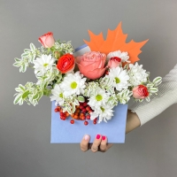 Композиция цветов с розой и хризантемой