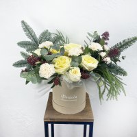 Новогодняя композиция из нобилиса, роз и гвоздики