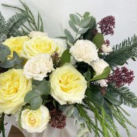 Новогодняя композиция из нобилиса, роз и гвоздики