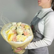 Букет с гвоздикой, розой и фисташкой