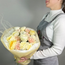 Букет с гвоздикой, розой и фисташкой