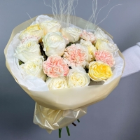 Букет с гвоздикой, розой и фисташкой