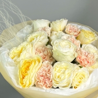 Букет с гвоздикой, розой и фисташкой