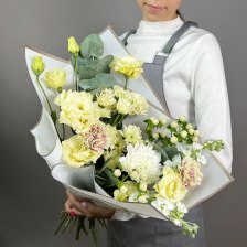 Букет с хризантемой, эустомой и гвоздикой