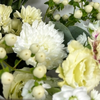 Букет с хризантемой, эустомой и гвоздикой