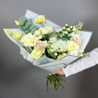 Букет с хризантемой, эустомой и гвоздикой