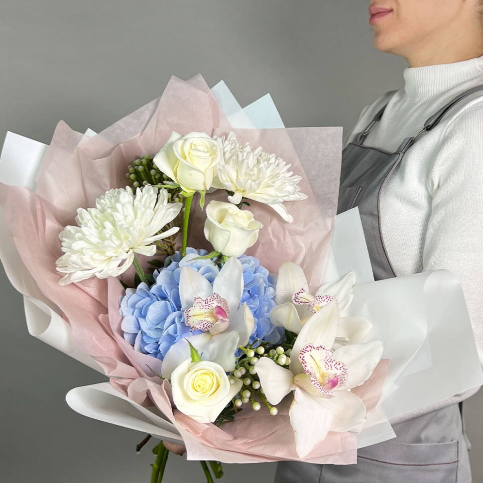 Букет с хризантемой, гортензией и розой