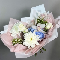 Букет с хризантемой, гортензией и розой