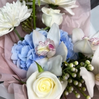 Букет с хризантемой, гортензией и розой