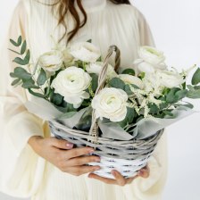 Корзина с ранункулюсами и астильбой