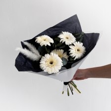 Букет из гербер и декора