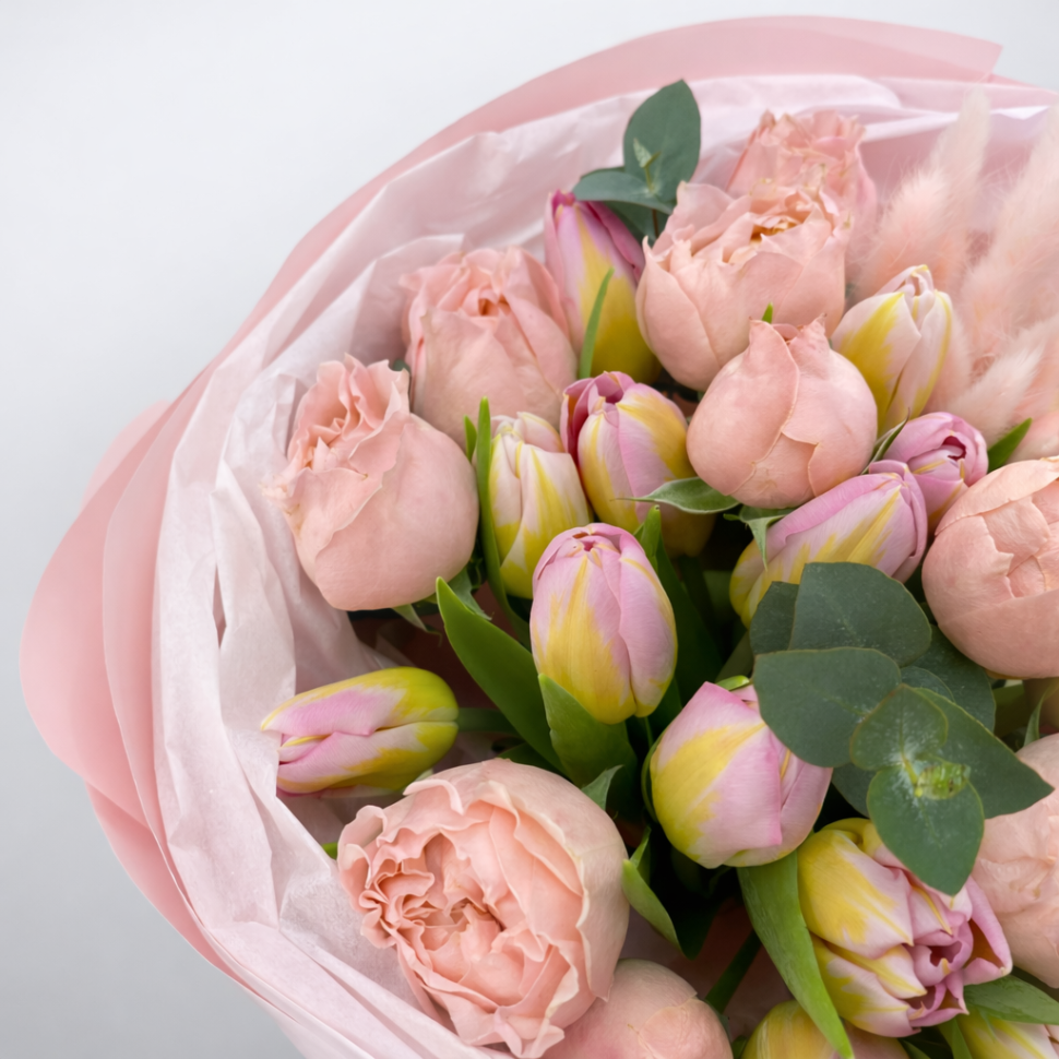 Букет из розы кустовой, тюльпанов и лагуруса