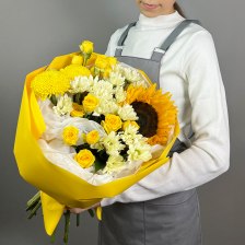 Букет с хризантемой, подсолнухом и розой