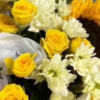 Букет с хризантемой, подсолнухом и розой