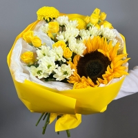 Букет с хризантемой, подсолнухом и розой