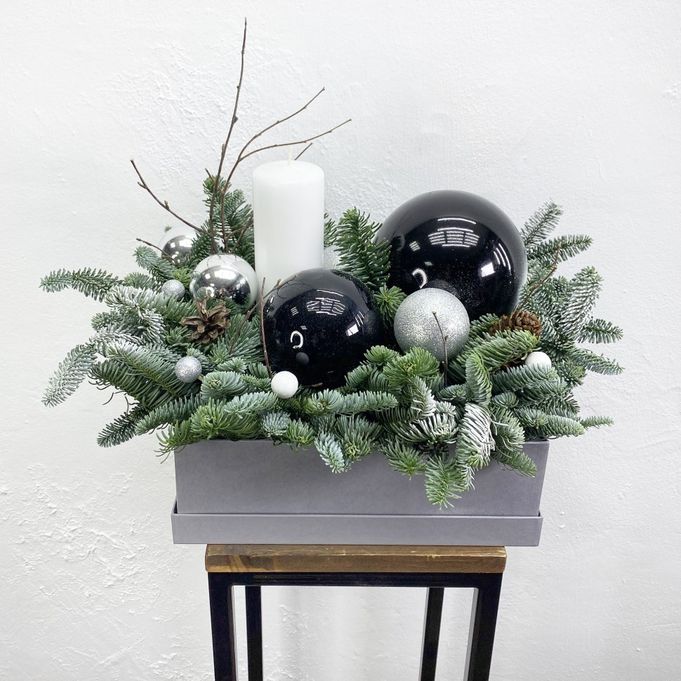 Новогодняя композиция из нобилиса, игрушек и новогодней свечи