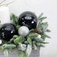 Новогодняя композиция из нобилиса, игрушек и новогодней свечи