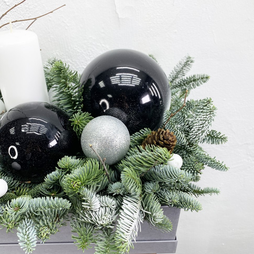 Новогодняя композиция из нобилиса, игрушек и новогодней свечи