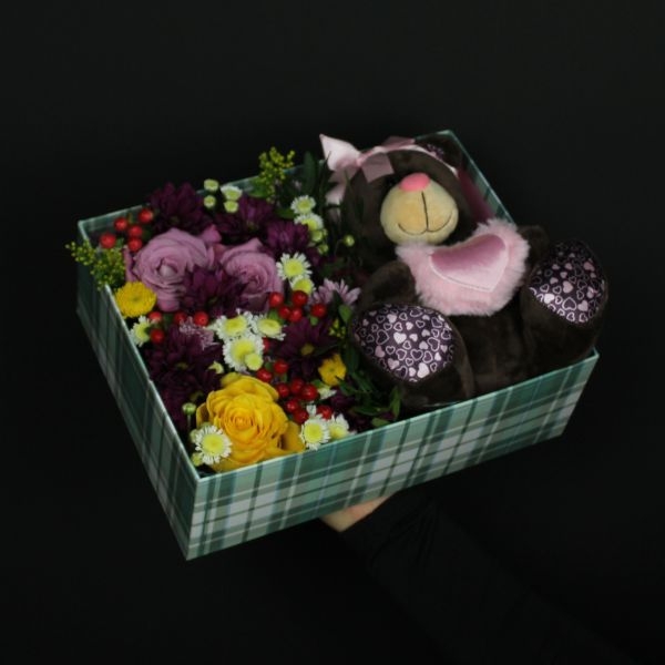 Коробочка с цветами # 13 с кустовой хризантемой и розами 