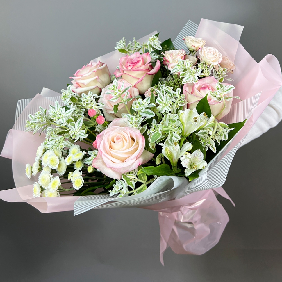 Букет с альстромерией, хризантемой и розой