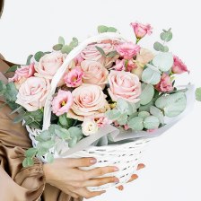 Сборная корзина с розой и эустомой