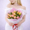 Букет из 11 тюльпанов в оформлении